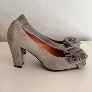 Ras Spain Gray Suede Rosette Embellished Pumps, Size 37
